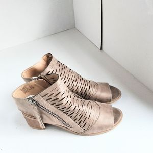 American Eagle Women's Suede Cut Out Open Toe Wedge Heel Sandals Size 7 1/2 Gray